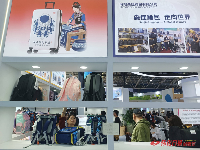 怀化箱包融入麻阳苗绣等地域文化元素，深受消费者青睐。（怀化日报全媒体记者 谌孙存 通讯员 王馨悦 摄）