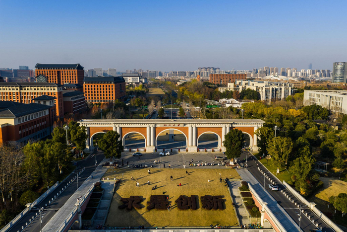 省委书记开年调研，“10万亿预备役”急什么？