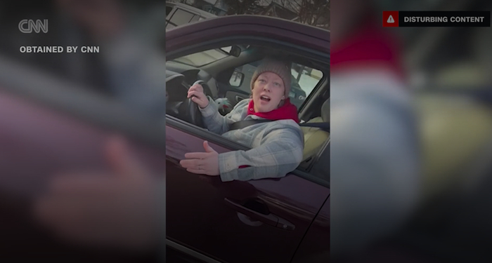 美国ICE特工射杀女子细节曝光：遇害女子被枪击前曾对执法人员说“我不生你的气”