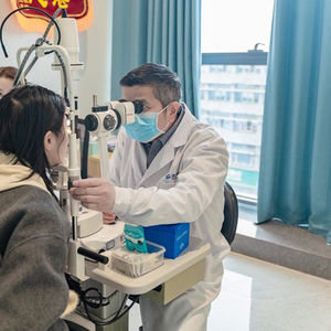 眼科近视矫正医生 w300h300z1l10t10q100a33.jpg