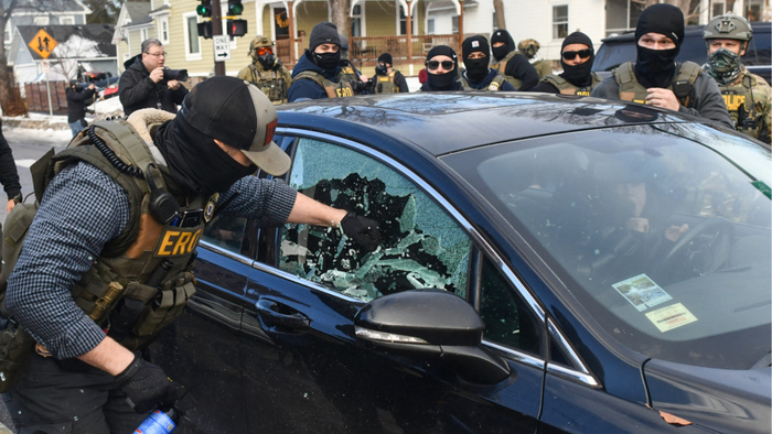 明尼苏达州抗议者再与ICE爆发冲突，执法人员将一女子从车上拽下逮捕