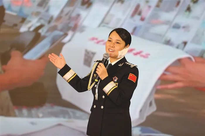 王妙丽被授予“河南省优秀共产党员”称号，此前街头徒手夺刀面部缝合30余针