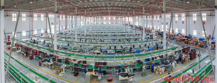 （湖南享同箱包车间，工人们正在忙碌。怀化日报全媒体记者 田敏 通讯员 张镭 摄）