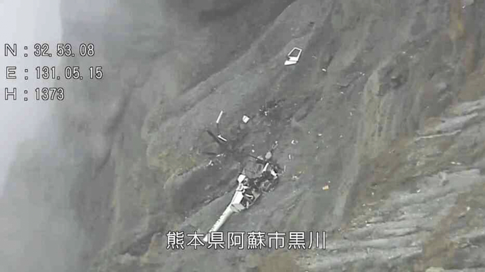 日本载两名中国台湾游客的观光直升机火山口附近失事：机身几乎粉碎，机上人员下落不明