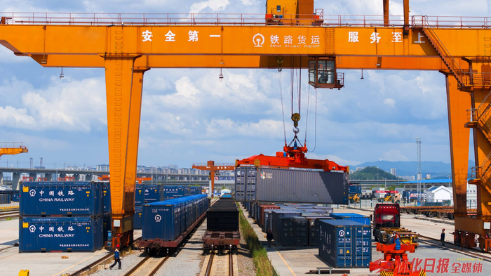 （怀化国际陆港通江达海，货物起降繁忙。怀化日报全媒体记者 田敏 摄）