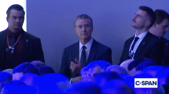 特朗普达沃斯演讲当众“点名”加州州长纽森，镜头捕捉到后者表情……