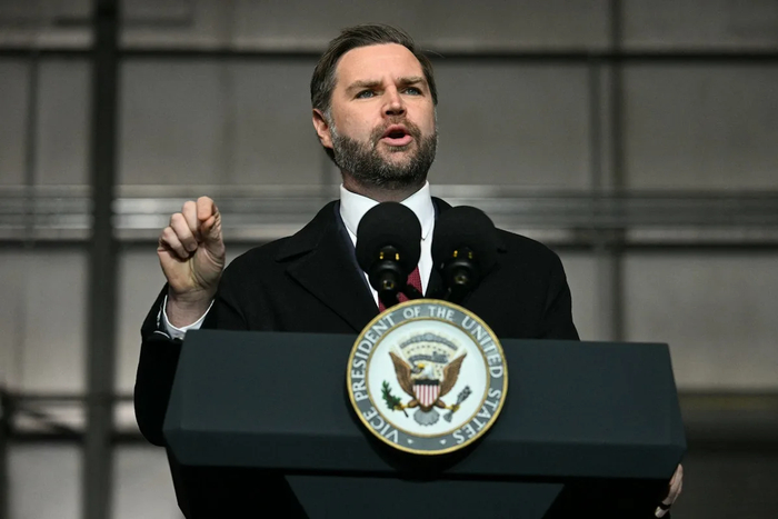 美媒惊讶：万斯一本正经将美国经济比作泰坦尼克号