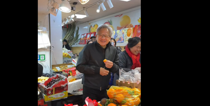 英伟达CEO黄仁勋现身上海菜市场边吃边逛，网友：食物不离手！他还将前往北京及深圳，本次行程以“逛吃”为主