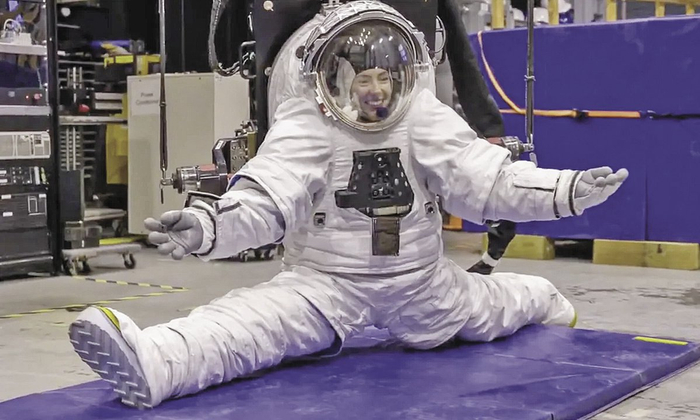 “机动性前所未有”，美国新一代登月宇航服“能劈叉”