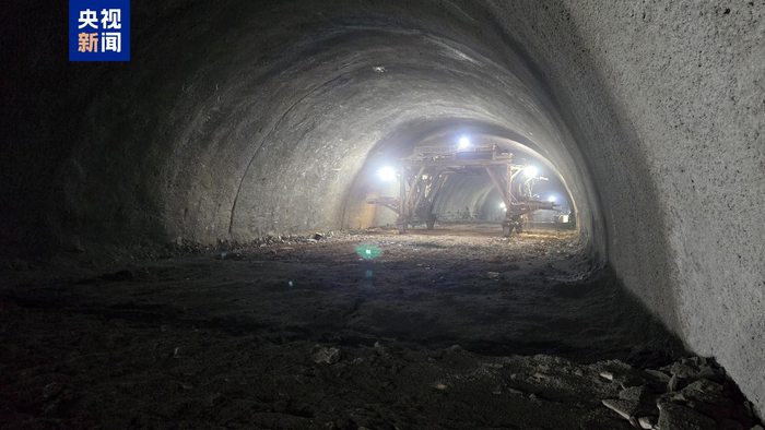 雄忻高铁全线最长隧道五台山隧道顺利贯通
