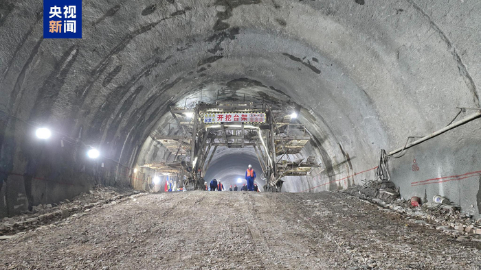 雄忻高铁全线最长隧道五台山隧道顺利贯通
