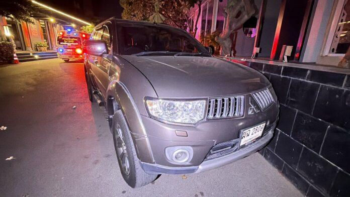 中国男子泰国酒店门前被撞身亡：坐在路边系鞋带，友人倒车没看到他