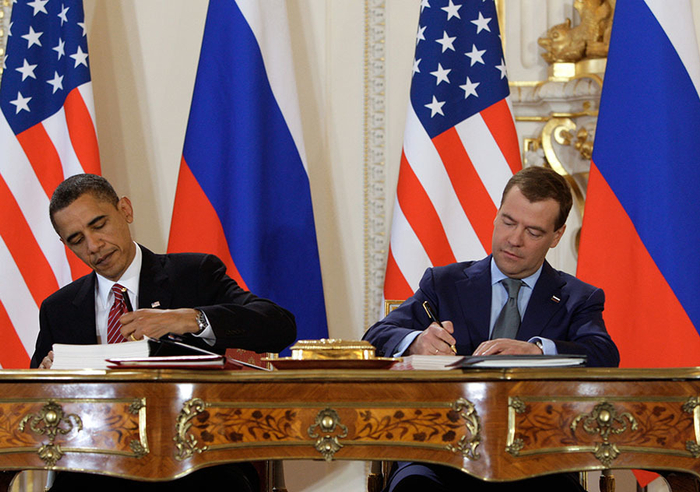 2010年4月8日，美国总统奥巴马和俄罗斯总统梅德韦杰夫在捷克首都布拉格签署《新削减战略武器条约》