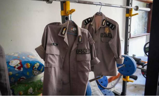 泰国军方曝光电诈园区：内设“多国警察局”，多语言诈骗话术脚本、电话清单散落一地