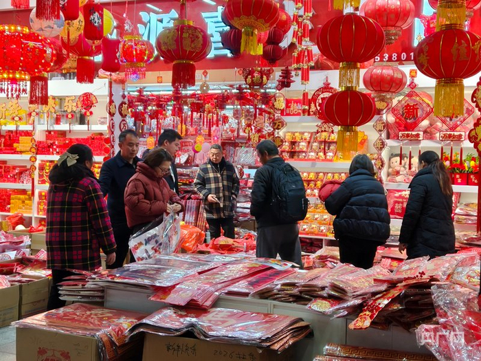 位于武汉市黄陂区的汉口北小商品城内市民采购年货（央广网发 汉口北国际贸易城供图）
