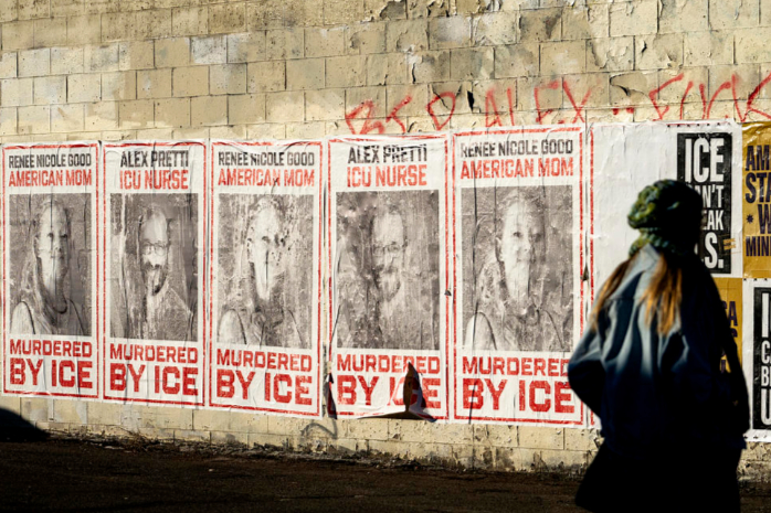 ▲12日，美国明尼苏达州行人从纪念被联邦移民执法人员开枪打死的古德和普雷蒂的标识旁走过 据视觉中国