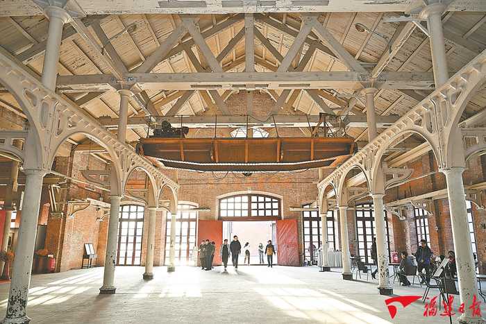 游客在马尾船政轮机车间内参观。该车间是马尾船政最核心的车间，也是中国现存最古老的民族工业厂房。福建日报记者 施辰静 摄