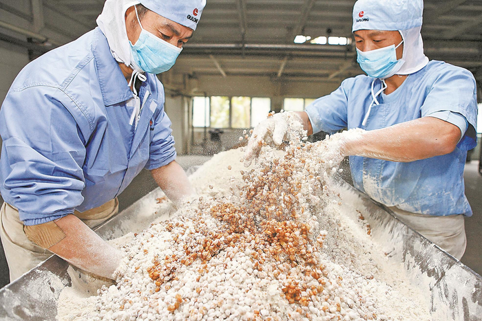 厦门古龙工业园内，工人正在拌曲。（受访单位供图）