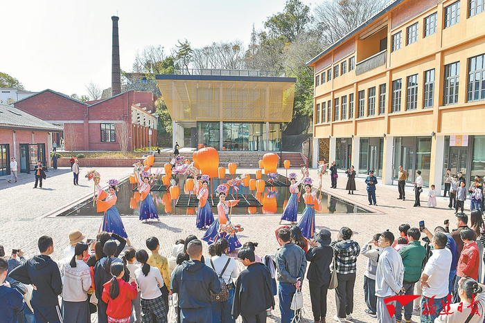 春节期间，德化红旗坊举办了多场文化演出。这座始建于1951年的国营红旗瓷厂近年来被活化成文旅园区。通讯员 许华森 摄