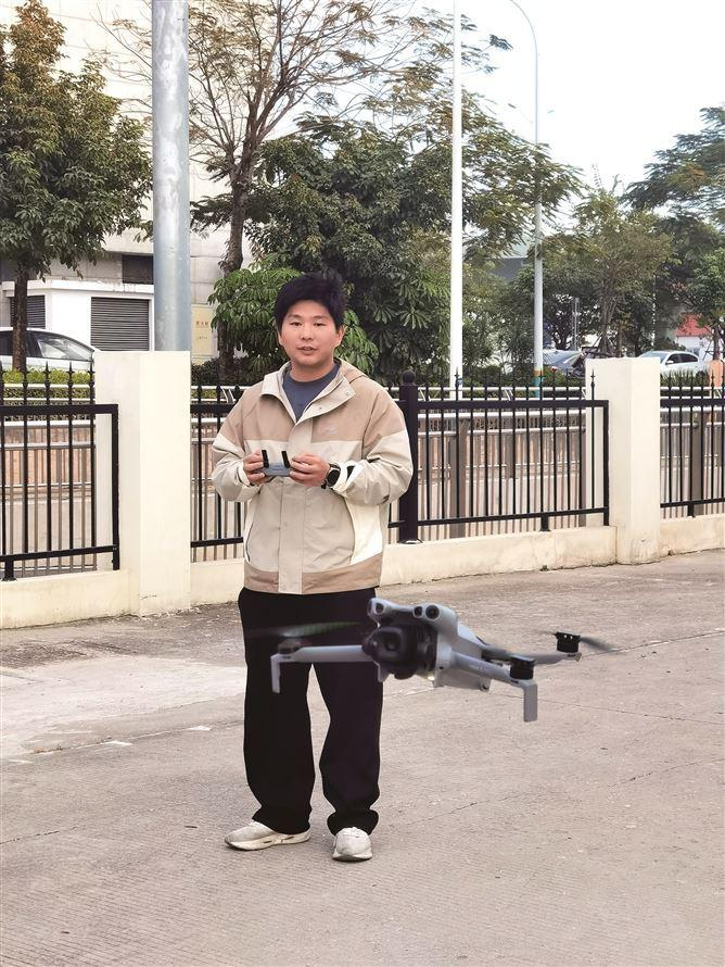 林峪锋曾自己组装无人机。李小庆 摄
