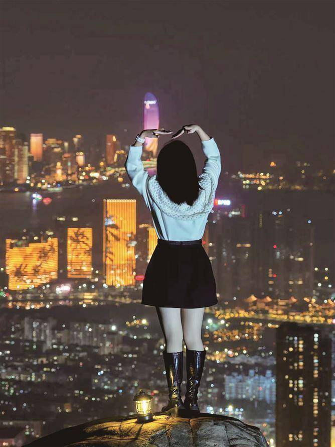 陈佛炎从蔡尖尾山拍摄的厦门夜景在网上走红。