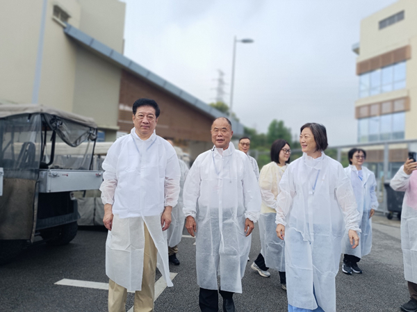 图:刘志华(前中)参观考察从化马场时留影