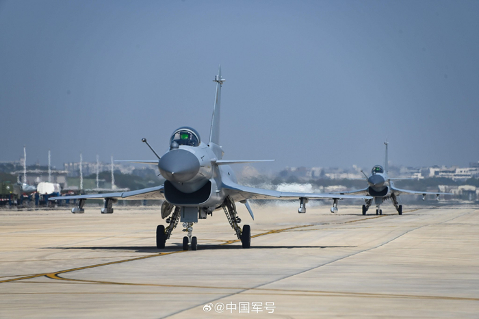 “猛龙”呼啸 歼-10战机最新训练超燃瞬间