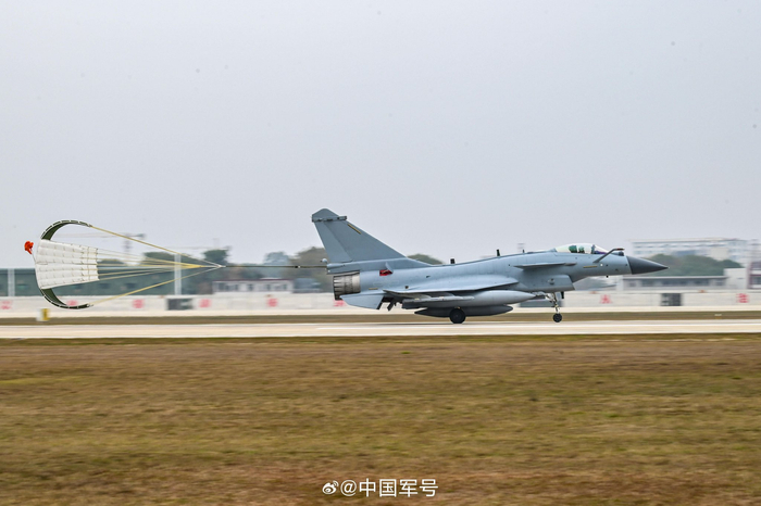 “猛龙”呼啸 歼-10战机最新训练超燃瞬间