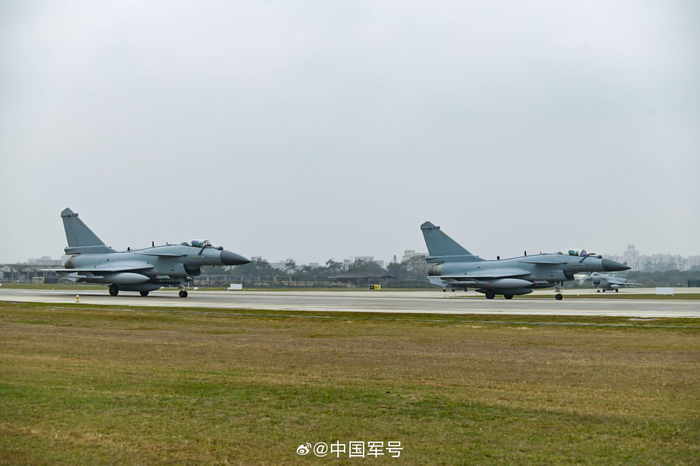 “猛龙”呼啸 歼-10战机最新训练超燃瞬间