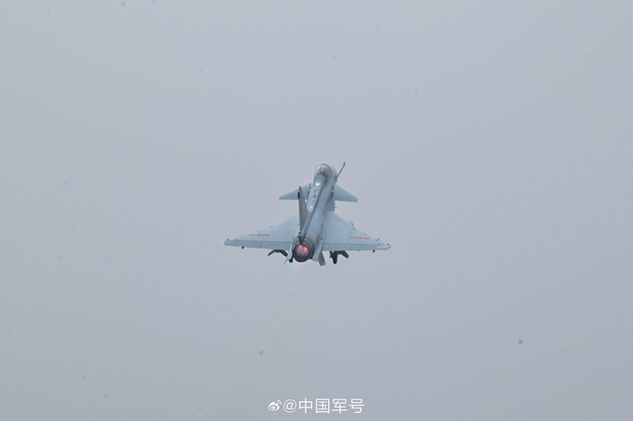 “猛龙”呼啸 歼-10战机最新训练超燃瞬间