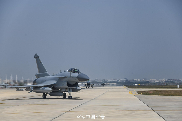 “猛龙”呼啸 歼-10战机最新训练超燃瞬间