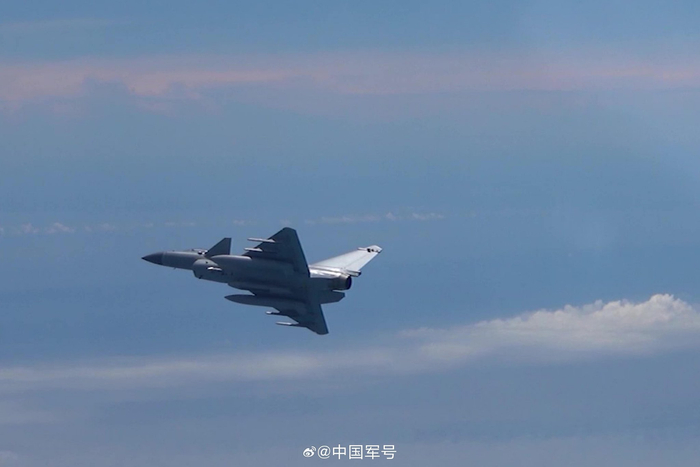 “猛龙”呼啸 歼-10战机最新训练超燃瞬间