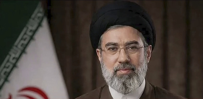 继续封锁霍尔木兹海峡，建议邻国关闭美军基地，伊朗新任最高领袖发表首份声明