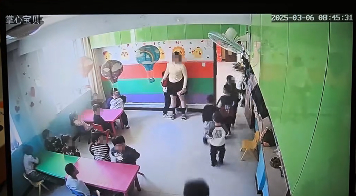 “幼儿园的孩子，活在实时监控里”