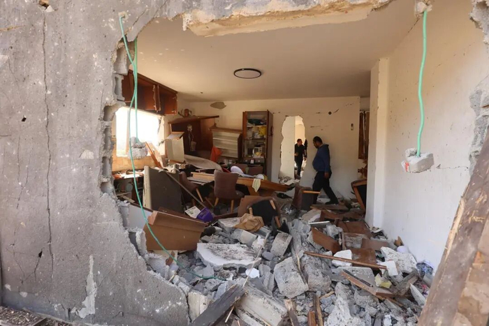 3月13日，人们在以色列北部城镇扎尔齐尔一处遭伊朗导弹袭击的地点查看。新华社发（吉尔·科恩·马根摄）