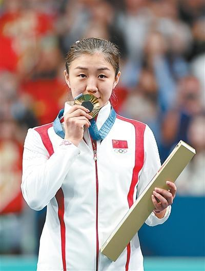 2024年巴黎奥运会乒乓球女单项目，陈梦夺得金牌，图为她在颁奖仪式上。新华社记者 王东震摄