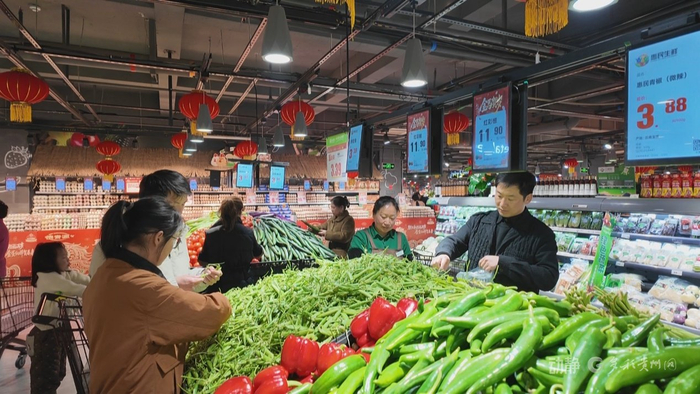 市民正在生鲜早市上选购商品