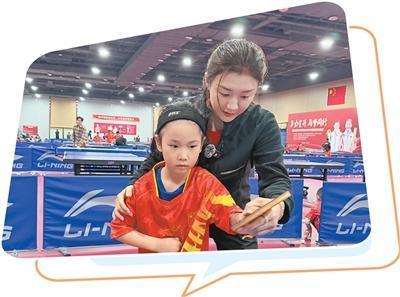 陈梦指导小球员练球。受访者供图