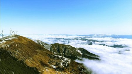 从木佛山广播电视转播台远眺云海。昭觉县文广旅局供图