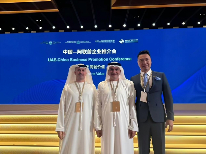 图 | Michael Zhao(右1)与ADGM 注册局CEO (左2)