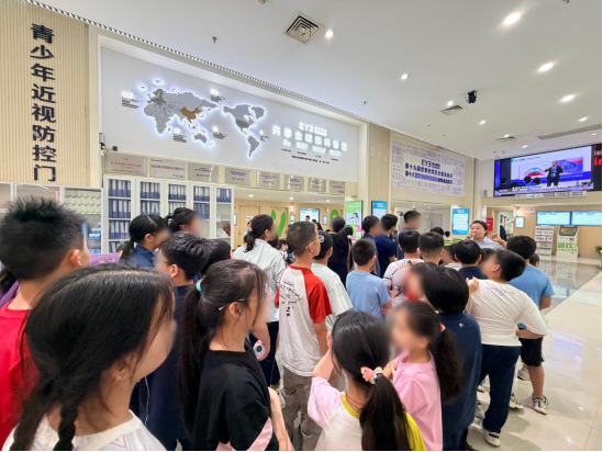 △孩子们参观近视防控门诊(南京爱尔眼科医院供图)