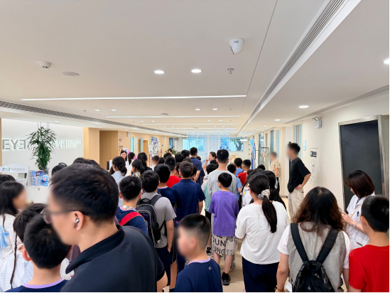 △暑期高峰现场(南京爱尔眼科医院供图)