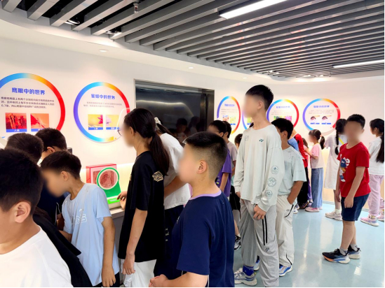 △孩子们参观科普馆(南京爱尔眼科医院供图)