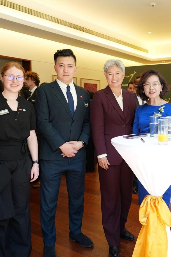 图: 白林松(左二)和澳洲外长Penny Wong(右二)