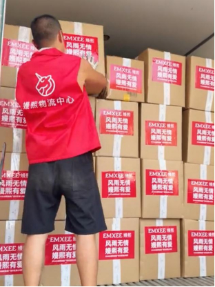 图注:嫚熙仓储人员对物资进行装车