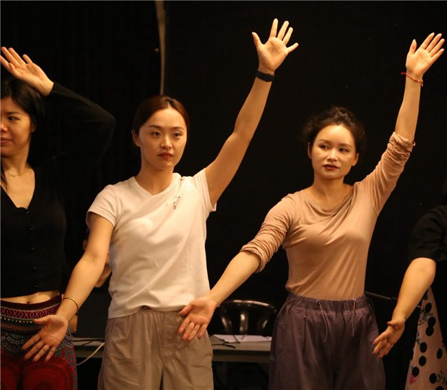 图4:图:舞蹈研究者周洁博士(左)、谢洋扬博士(右)在工作坊现场参与舞蹈体验