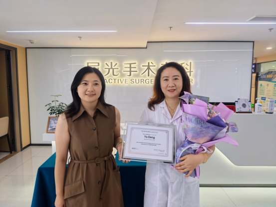 ▲STAAR公司代表为邓娅院长及余璐主任颁发EVO+ ICL (V5)手术资格认证证书