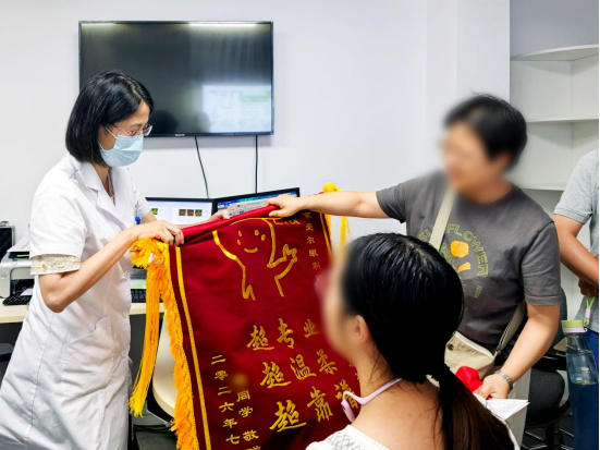 △小清和家人为李桥副院长送锦旗(南京爱尔眼科医院供图)