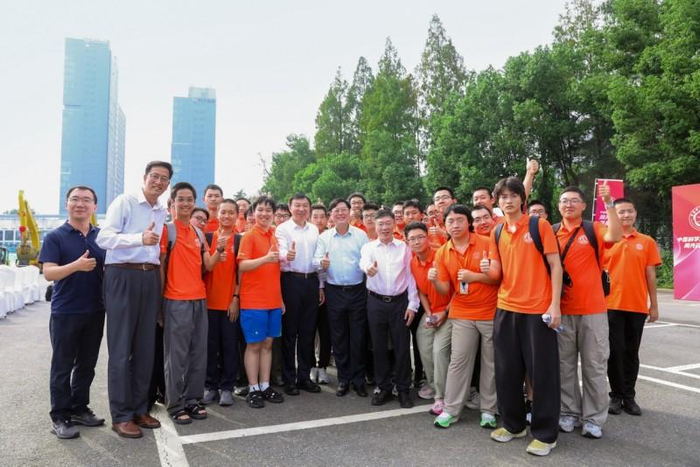 杨元庆、舒歌群、常进、卢征天与现场参加奠基仪式的部分少年班学院师生合影