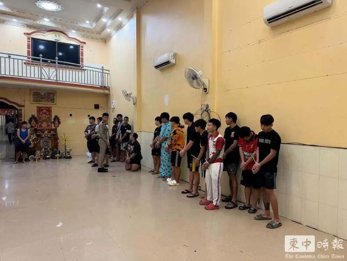 执法人员控制涉案人员。（图：柬中时报）